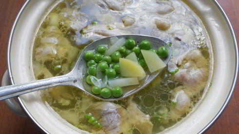 куриный суп со свежими овощами, вермишелью и зеленым горошком