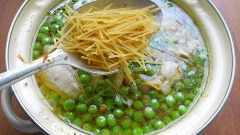 куриный суп со свежими овощами, вермишелью и зеленым горошком
