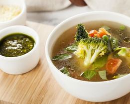 Минестроне с соусом песто из базилика и шпината