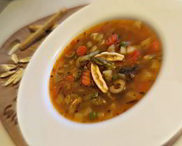 Минестроне со спаржей и артишоками