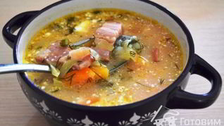Овощной суп с фасолью и копченостями
