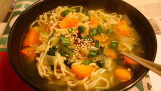 Овощной суп с лапшой рамен и пастой мисо