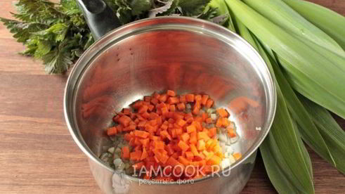 постные зеленые щи с крапивой и китайским чесноком