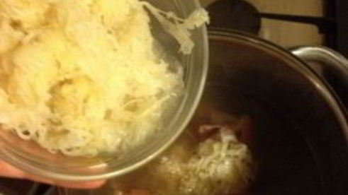 щи из кислой капусты с грибами