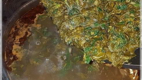 щи с крапивой, щавелем и говяжьими ребрышками