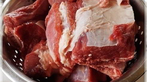 щи с крапивой, щавелем и говяжьими ребрышками