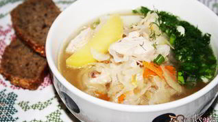 Щи с квашеной капустой, индейкой и копченой колбаской