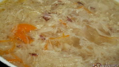 щи с квашеной капустой, индейкой и копченой колбаской