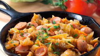 Ароматная солянка с сосисками