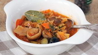 Грибная солянка с квашеной капустой и маслинами