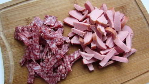 солянка с колбасой и курицей