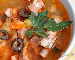 Солянка с копчеными ребрами