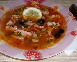 Солянка с мясом и колбасой