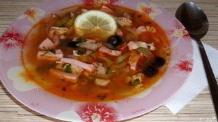 Солянка с мясом и колбасой