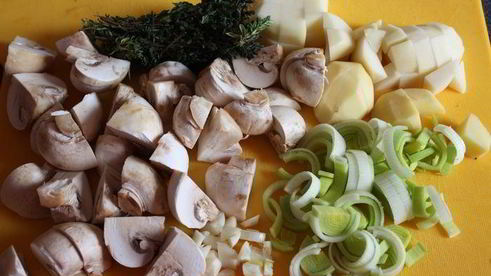 ароматный грибной суп-пюре из шампиньонов с тимьяном