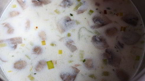 ароматный грибной суп-пюре из шампиньонов с тимьяном