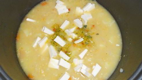 гороховый суп-пюре в мультиварке с плавленным сырком и чесночными сухариками