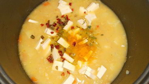 гороховый суп-пюре в мультиварке с плавленным сырком и чесночными сухариками