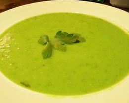 Легкий суп-пюре с зеленым горошком и эстрагоном