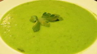 Легкий суп-пюре с зеленым горошком и эстрагоном