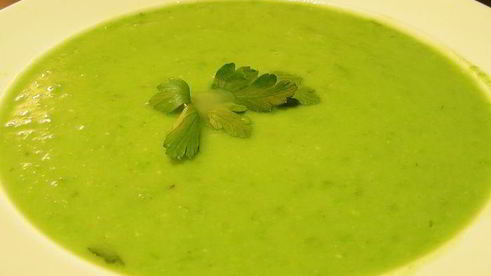 легкий суп-пюре с зеленым горошком и эстрагоном