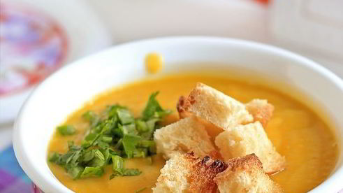 суп-пюре из кабачков с сухариками