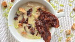 Суп-пюре из лисичек с беконом и пореем