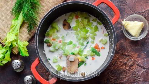 суп-пюре из сельдерея и замороженных овощей со сливками