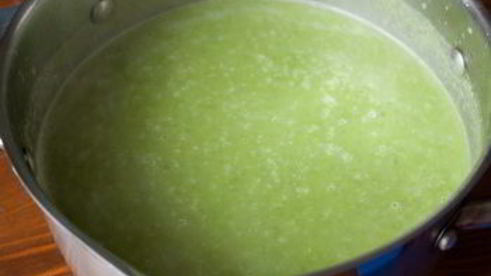 суп-пюре из зеленого горошка с сырно-луковыми гренками