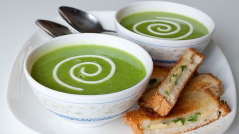 суп-пюре из зеленого горошка с сырно-луковыми гренками