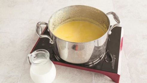 суп-пюре с кнелями из лосося