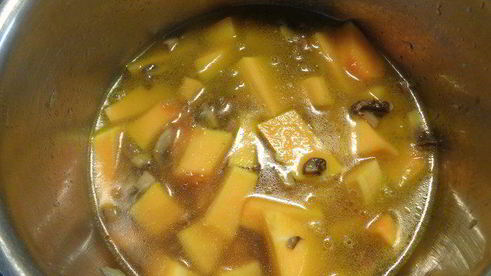 тыквенный суп-пюре с грибами и перцем чили