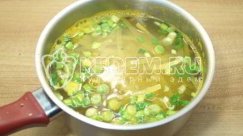 суп с говядиной и лапшой