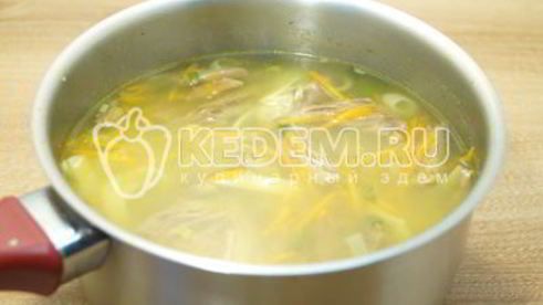 суп с говядиной и лапшой