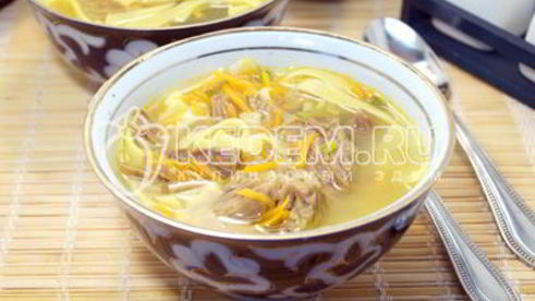 суп с говядиной и лапшой