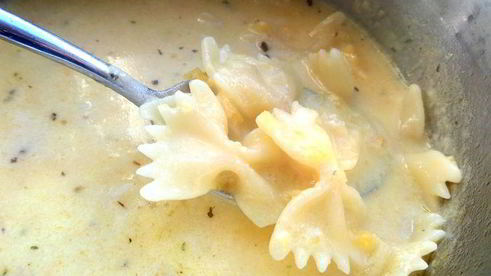 сырно-макаронный суп и чипсы из лаваша