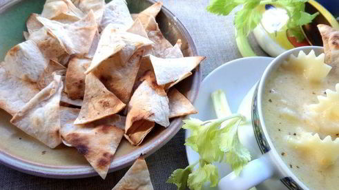 сырно-макаронный суп и чипсы из лаваша