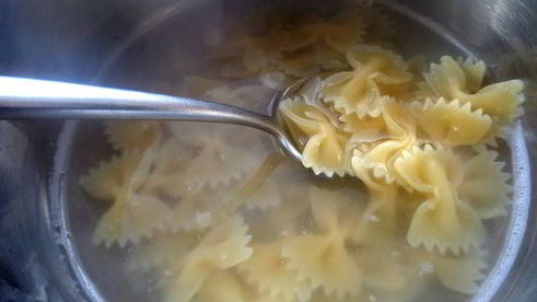 сырно-макаронный суп и чипсы из лаваша