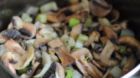 сырный крем-суп с грибами и сельдереем