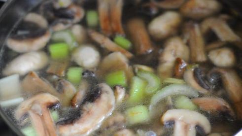 сырный крем-суп с грибами и сельдереем