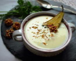 Сырный суп с грушей и грецкими орехами