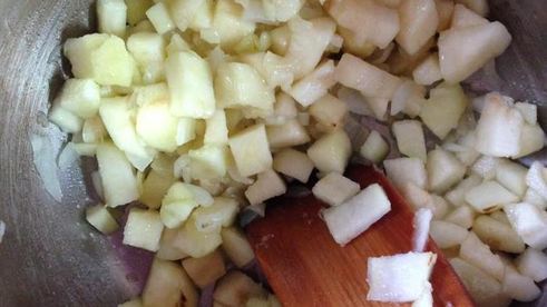 сырный суп с грушей и грецкими орехами