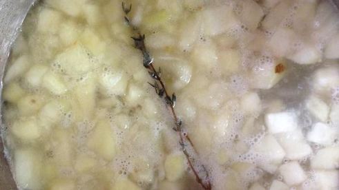 сырный суп с грушей и грецкими орехами