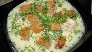 Сырный суп со сливками, ветчиной и сухариками
