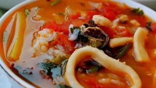 Томатный суп с рисом и морепродуктами