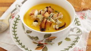 Тыквенный крем-суп с крутонами и голубым сыром