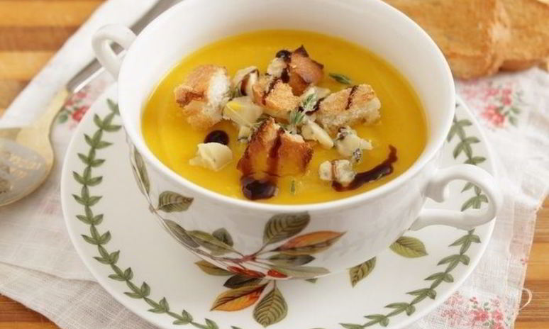 Рецепт тыквенного крема-супа с крутонами и голубым сыром