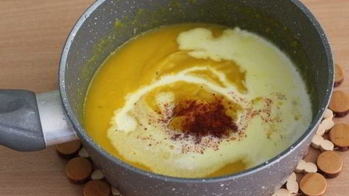 тыквенный крем-суп с крутонами и голубым сыром