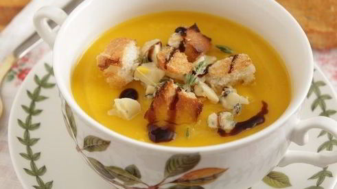 тыквенный крем-суп с крутонами и голубым сыром