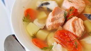 Уха с картофелем и помидорами